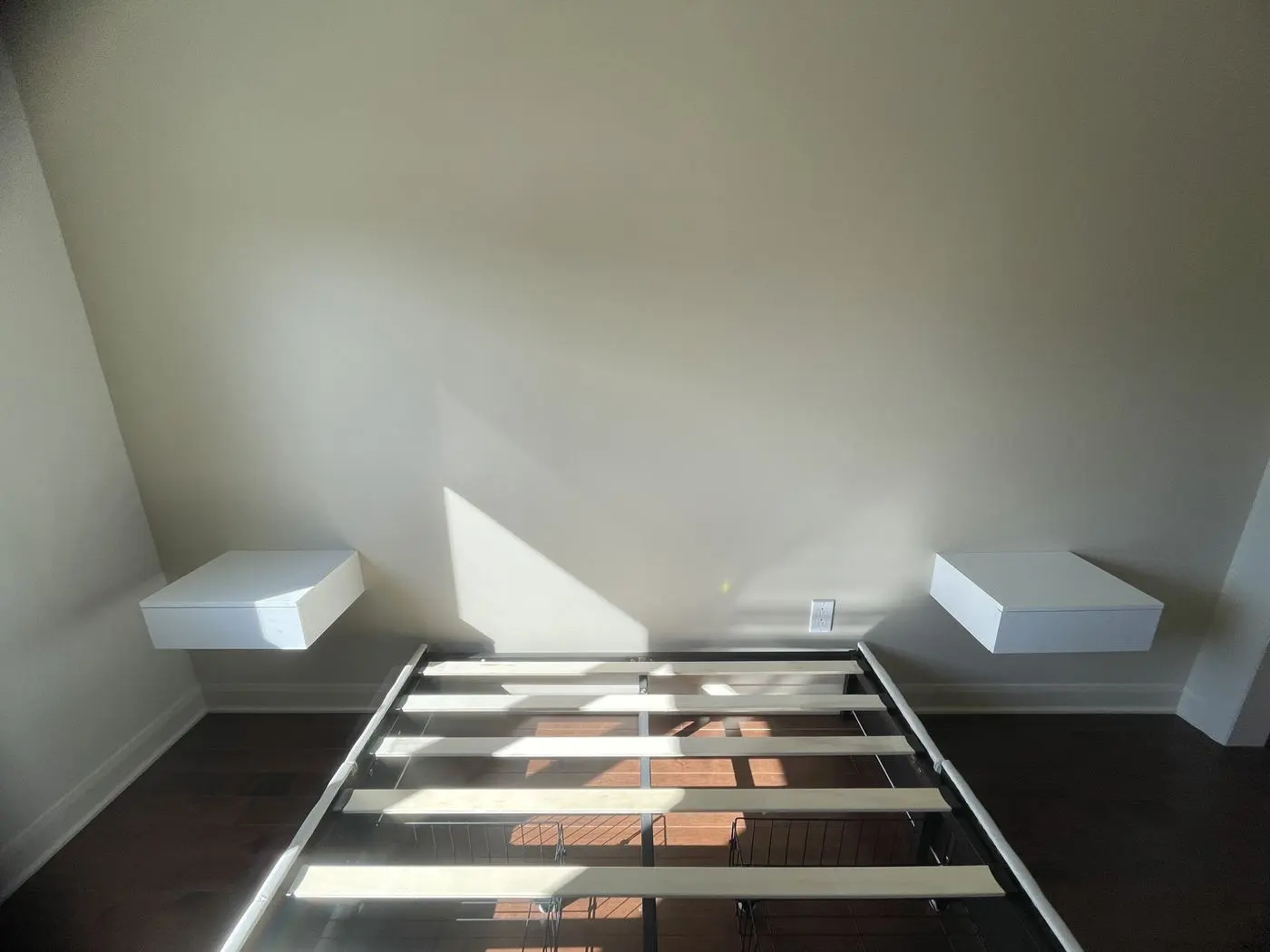 Lit ou table de chevet monté par Pierre (7/25)
