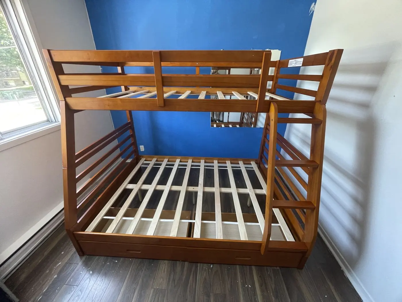 Lits superposés en bois montés dans une chambre d'enfant
