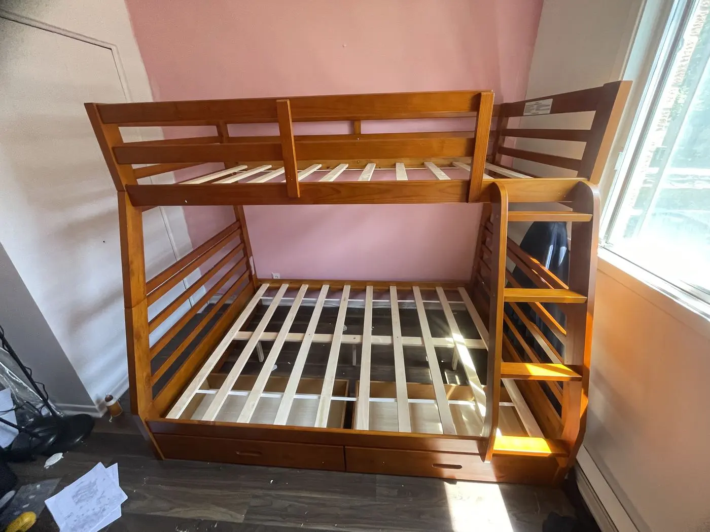 Lit ou table de chevet monté par Pierre (10/25)