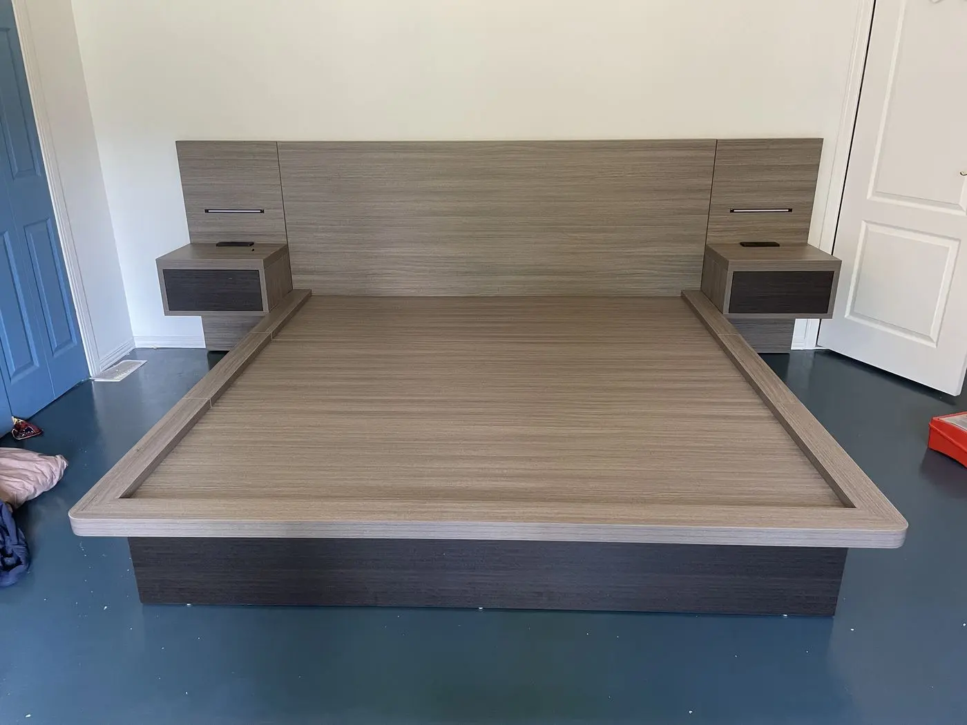 Grand lit plateforme avec tables de chevet intégrées