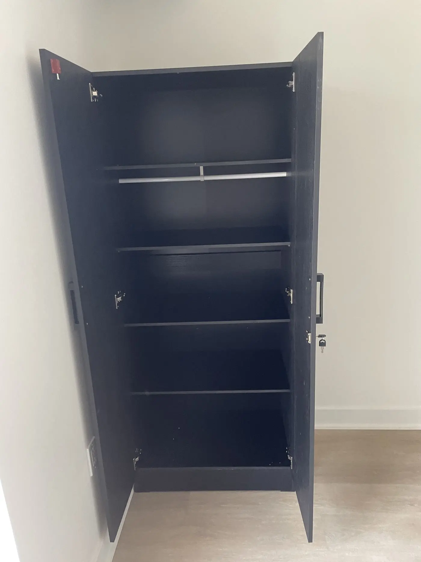 Garde-robe noire montée, portes ouvertes