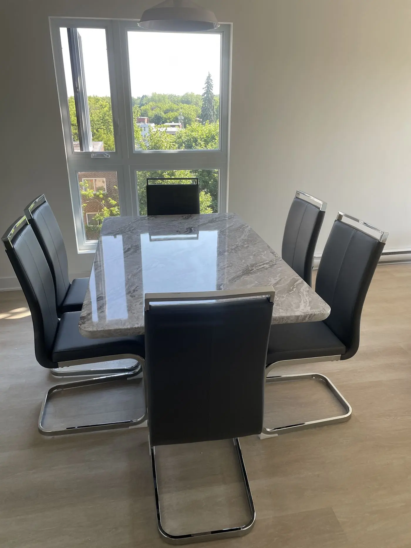 Table de salle à manger et chaises noires