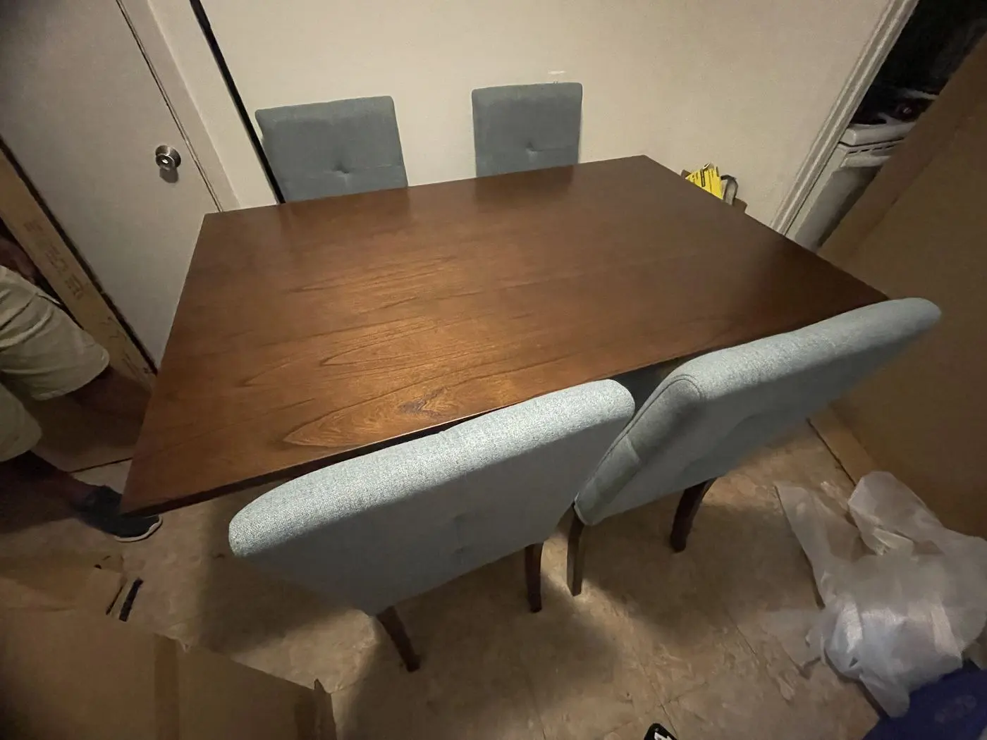 Table ou chaises montées par Pierre (3/4)