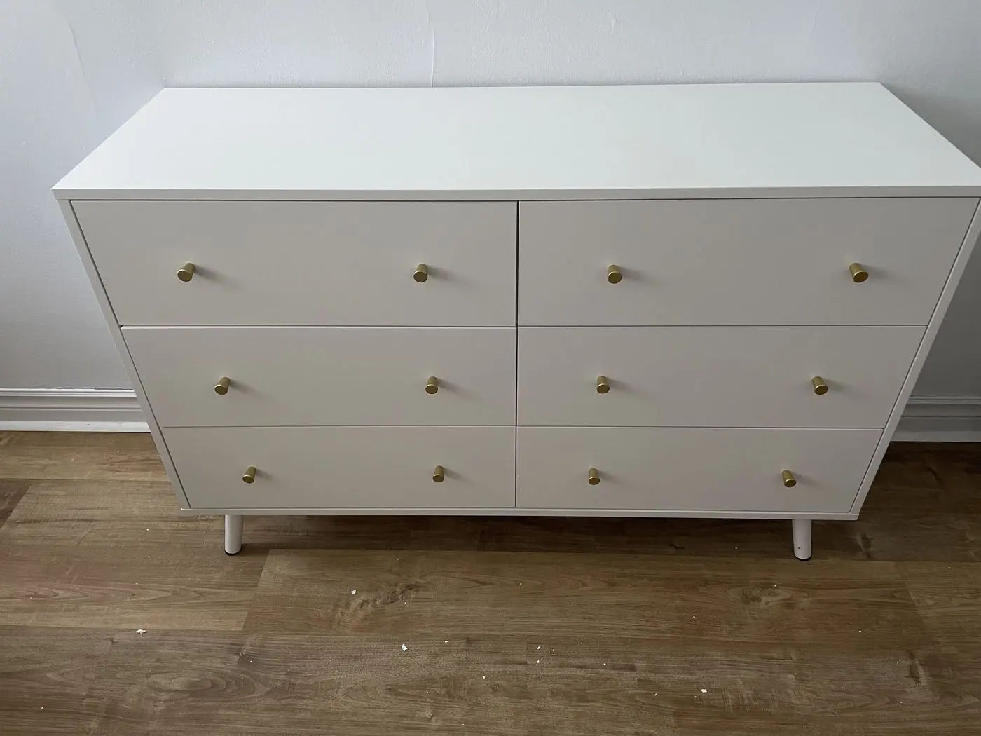 Commode six tiroirs grise avec poignées dorées
