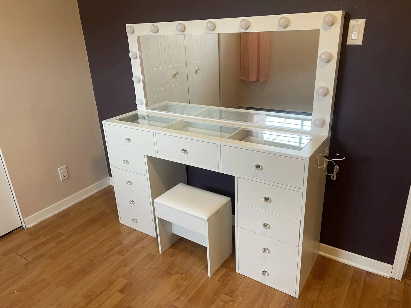 Coiffeuse blanche avec miroir lumineux et tabouret