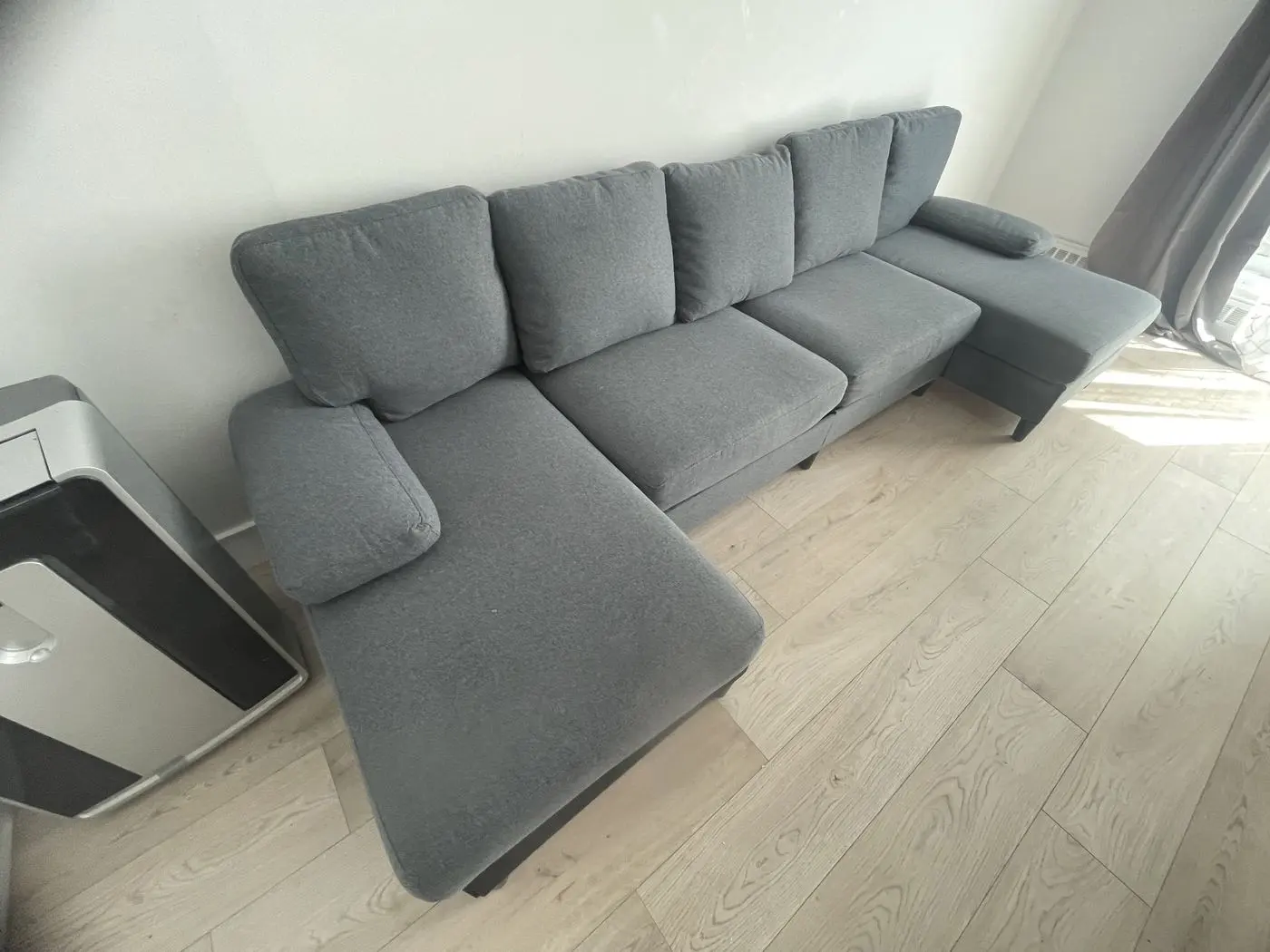 Sofa sectionnel gris monté dans un salon