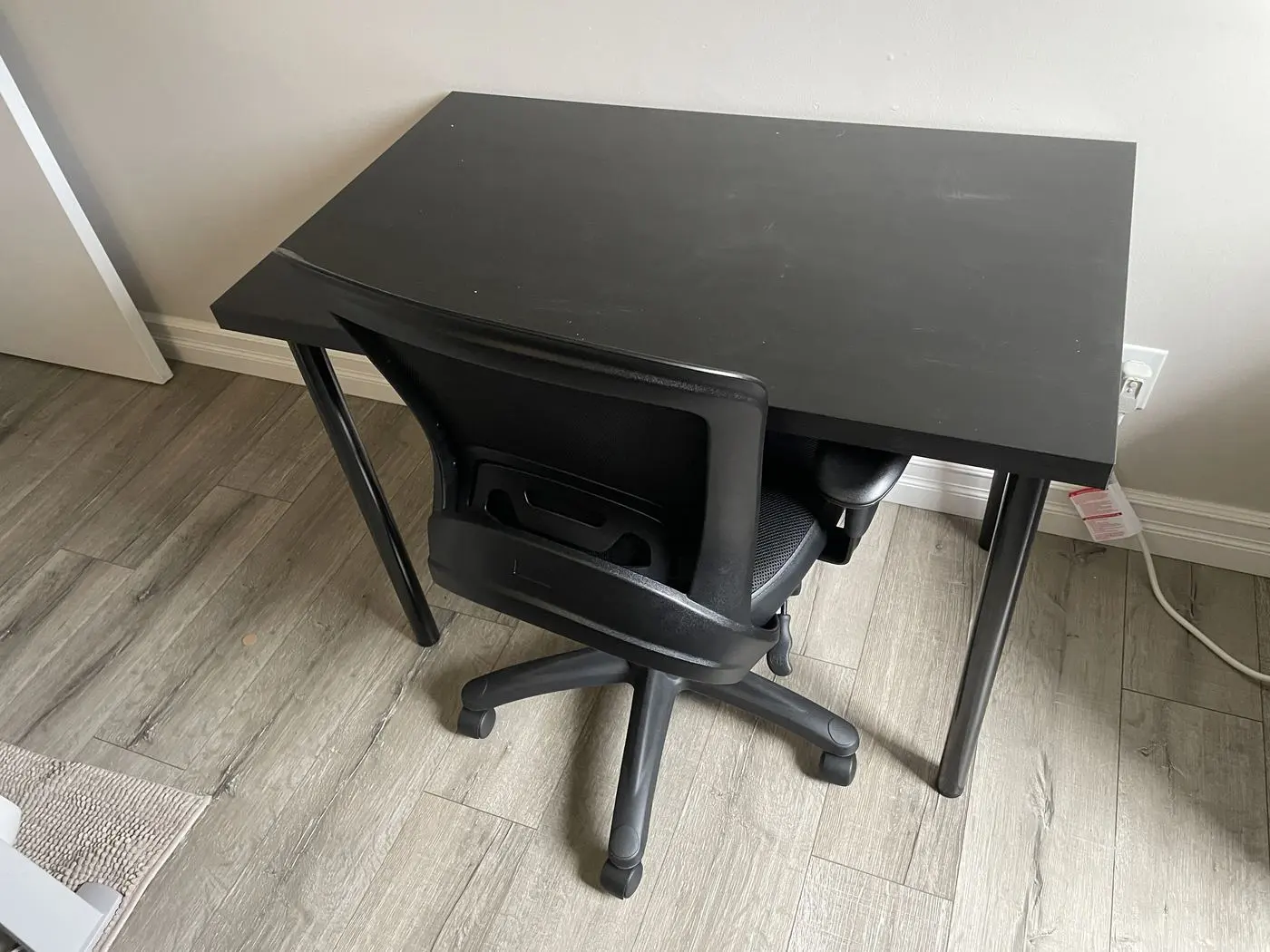 Bureau noir et chaise de bureau montés