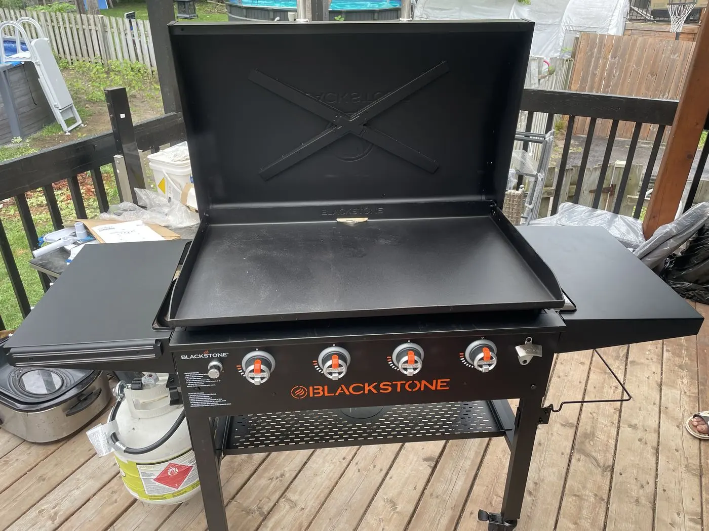 BBQ Blackstone monté sur une terrasse